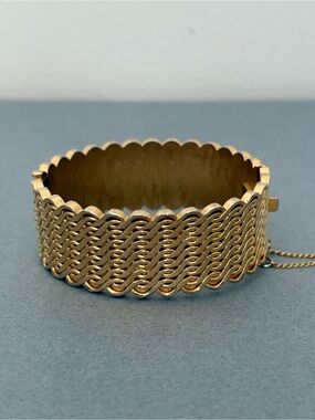 Vintage Crown Trifari Gold Wavy Pattern Hinged Bangle Bracelet